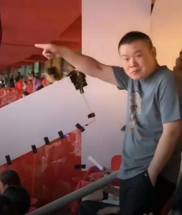 范冰冰绯闻男友现身张杰演唱会，与李冰冰并坐热聊甚是亲密！