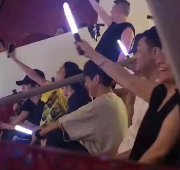 范冰冰绯闻男友现身张杰演唱会，与李冰冰并坐热聊甚是亲密！