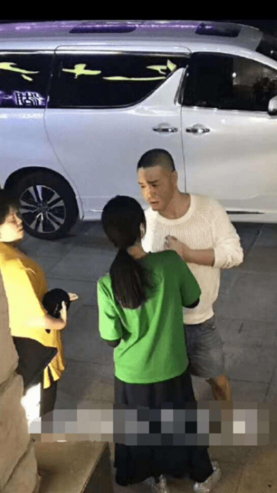 范冰冰绯闻男友现身张杰演唱会，与李冰冰并坐热聊甚是亲密！