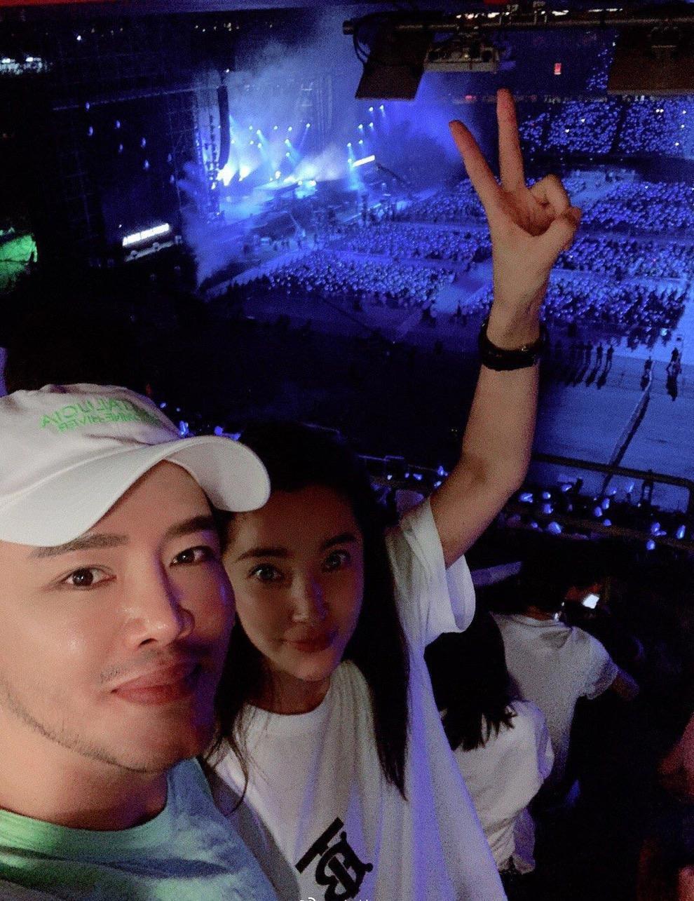 范冰冰绯闻男友现身张杰演唱会，与李冰冰并坐热聊甚是亲密！