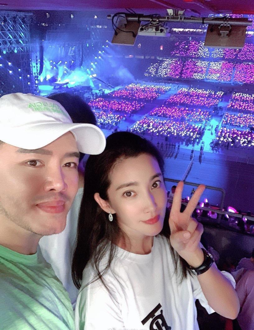 范冰冰绯闻男友现身张杰演唱会，与李冰冰并坐热聊甚是亲密！