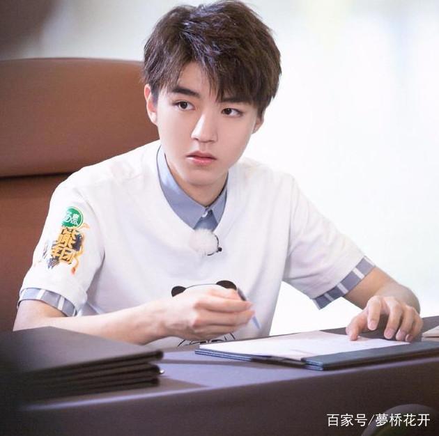 千玺双手接物，小凯不许找圈内女朋友，她留下阴影，明星家教真严