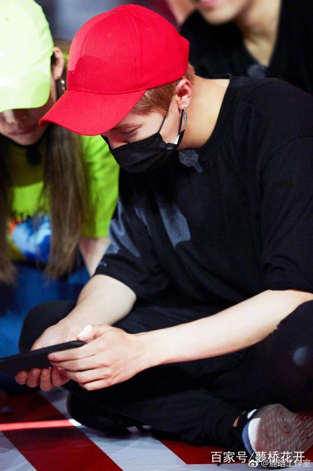 千玺双手接物，小凯不许找圈内女朋友，她留下阴影，明星家教真严