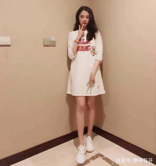 千玺双手接物，小凯不许找圈内女朋友，她留下阴影，明星家教真严