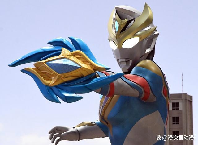 德凯奥特曼：最强形态官方剧照，右圣剑左护盾，挥剑劈砍庞敦