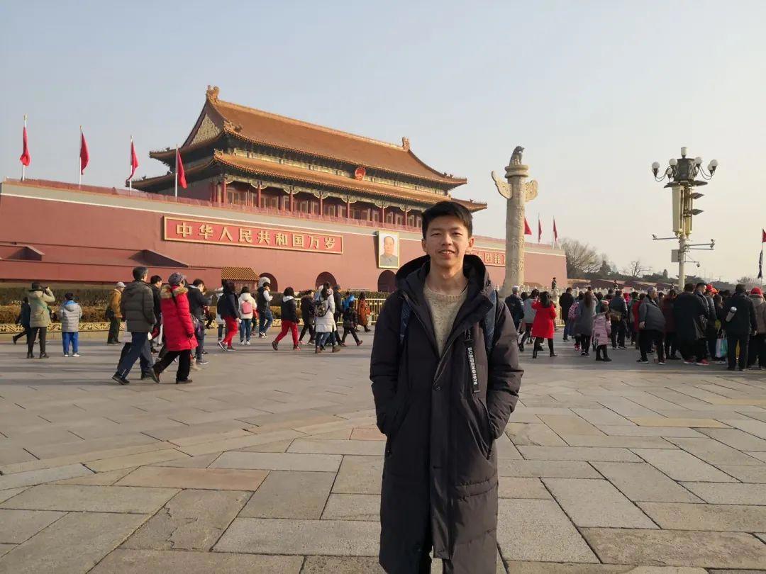 他获物理竞赛金牌，保送到清华！遇到好题，把它记在错题本上……